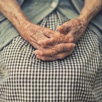 Hands-Pixabay_1209337_640