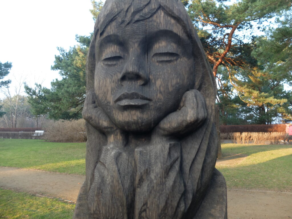 Skulptur denkendes Mädchen